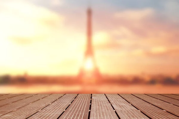 Paisaje borroso de la torre eiffel con terraza de madera — Foto de Stock