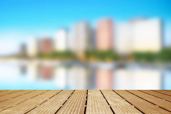 Stedelijk wazig landschap met houten terras — Stockfoto