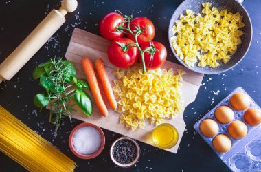 bir İtalyan makarna yemek hazırlanması