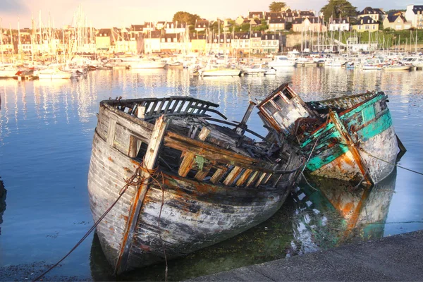 Gamla båtar fortfarande i hamnen — Stockfoto