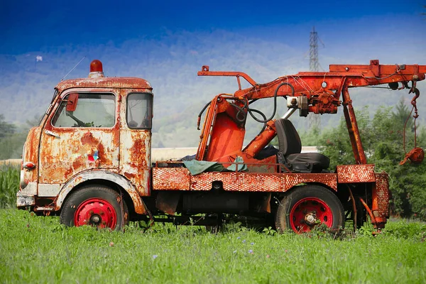 Velho caminhão abandonado em um prado — Fotografia de Stock