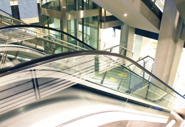 Alışveriş merkezindeki yürüyen merdivenler.