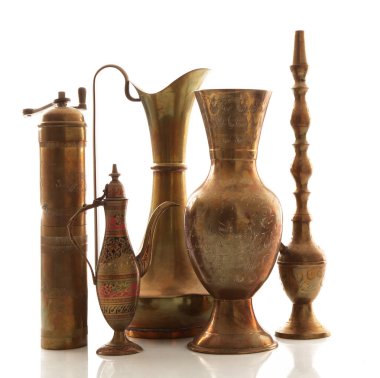 beyaz arkaplandaki pirinç nesneler