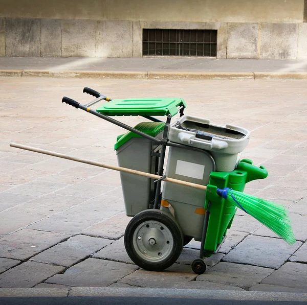 Carro para la recogida urbana de basura —  Fotos de Stock