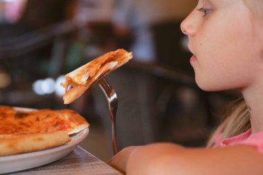 Pizza Yiyen Küçük Kız