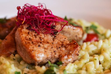 Et ve sebze ile pişmiş pirinç