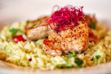 Et ve sebze ile pişmiş pirinç