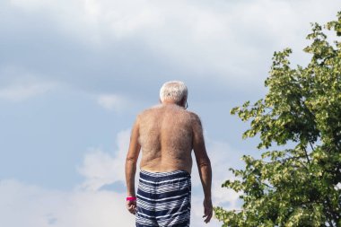 Kıllı erkekler geri.