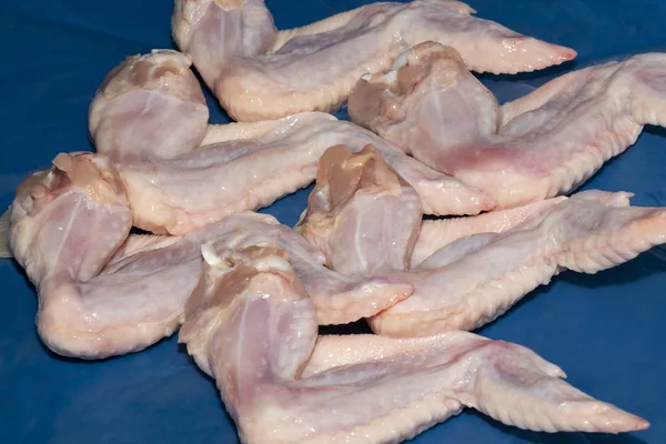 Raw uncooked chicken wings.