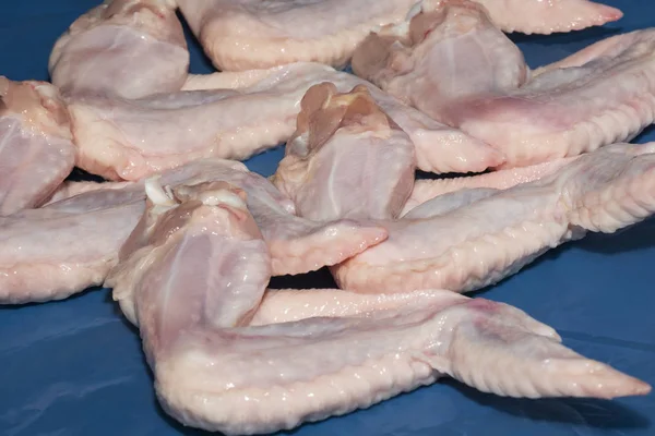 Raw uncooked chicken wings.