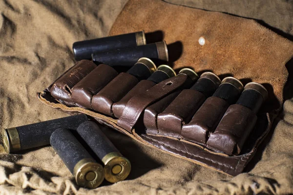 Bodegón de caza, cinturón de cartucho de cazador con proyectiles de escopeta . —  Fotos de Stock