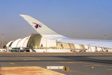 Doha, Katar -04 Ağustos 2018 - Qatar Airways Qr gelen uçaklar dizilmiş Hamad Uluslararası Havaalanı Doh Doha, ulusal taşıyıcı Qatar Airways için hub,.