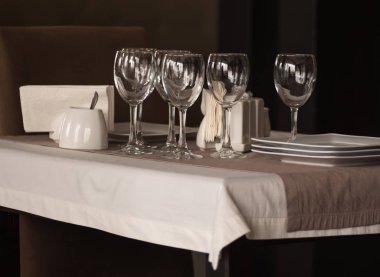 Tablo ayarı. Restoran tablo tablo nesneleri. aletleri üzerinde masa lambası.