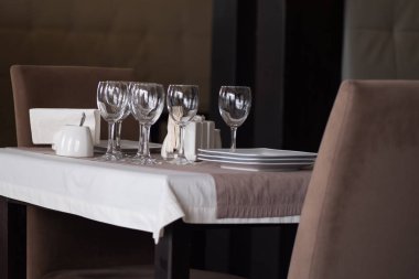 Tablo ayarı. Restoran tablo tablo nesneleri. aletleri üzerinde masa lambası.