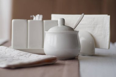 Tablo ayarı. Restoran tablo tablo nesneleri. aletleri üzerinde masa lambası.