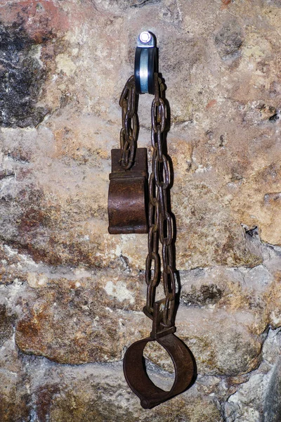 Eiserne Alte Handschellen Für Gefangene Auf Dem Hintergrund Einer Steinwand — Stockfoto