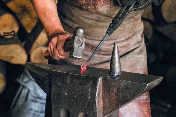 Uomo Abiti Lavoro Lavora Con Metallo Uomo Tiene Mano Martello — Foto Stock