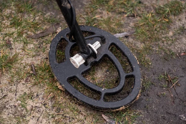 Metal Detector Bilico Sopra Erba Verde — Foto Stock