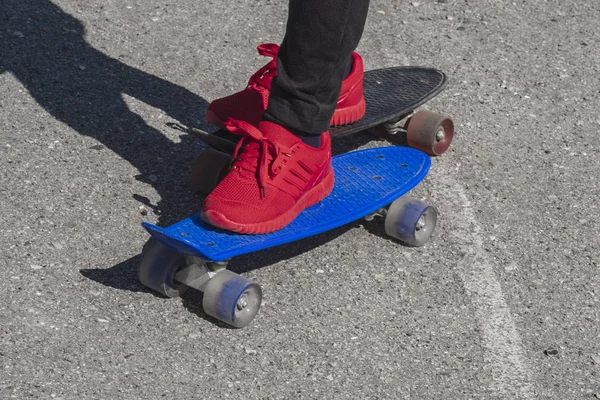 Malý Městský Kluk Penny Skateboard Dítě Učí Jezdit Penny Board — Stock fotografie