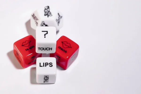 性的なゲームのための赤と白の色のキューブを再生 — ストック写真