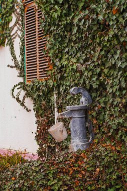 Avrupa'nın sokakta yangın musluğu. Şehrin üstü yangın musluğu .