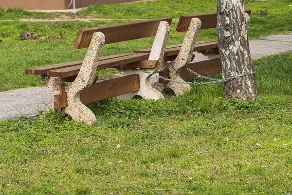 Sedile Legno Strada Con Una Catena Ferro Una Catena Ferro — Foto Stock