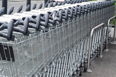 Boş metal alışveriş sepeti bir bakkal. boş bakkal alışveriş sepeti