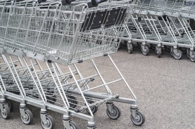 Boş metal alışveriş sepeti bir bakkal. boş bakkal alışveriş sepeti