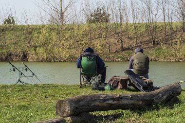 Balıkçılık çubuklar Nehri yakasında, nehirde Balık tutma.