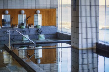 Banyo Japon tarzı. Japon banyo. Japon banyo kapalı tip pencereli. Shima şehir Japon banyo.