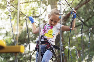 Kız ip parkta engelleri geçmek, kız tırmanmaya road.rope park.
