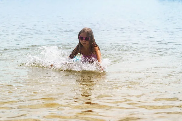 Gelukkig Klein Meisje Spelen Ondiep Water Golven — Stockfoto