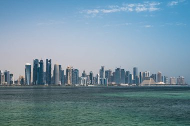 Doha, Katar - 4 Ağustos 2018: Doha modern şehir palmiye ağacı, arabalar, Doha Şehir mavi gökyüzünde üzerinde geniş caddeleri ile.