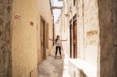 Doha, Katar-04.08.2018. Souq Waqif Al Wakra, Wakra pazarda. Doha, Katar, Doha şehir içinde belgili tanımlık çarşı orta East.A kız Avrupa görünüm yürür.