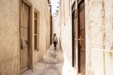Doha, Katar-04.08.2018. Souq Waqif Al Wakra, Wakra pazarda. Doha, Katar, Doha şehir içinde belgili tanımlık çarşı orta East.A kız Avrupa görünüm yürür.
