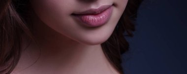 Genç kadın, güzellik pembe dudak makyaj ayrıntı. Makro kadının yüz bölümü. Tombul dudakları pembe ruj ile moda makyaj göstermek ve dudaklarında artırmak.