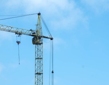 Endüstriyel inşaat mavi gökyüzü karşı vinç kaldırma.