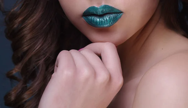 Girl Gezicht Met Groene Lippen — Stockfoto
