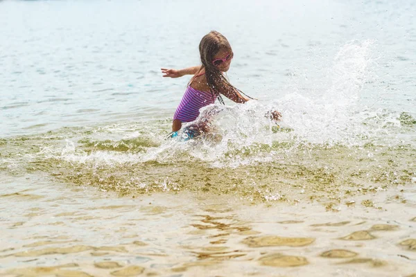 Gelukkig Klein Meisje Spelen Ondiep Water Golven — Stockfoto