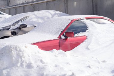 Araba kar kaplı. Kış manzarası. Karda araba. Arabaya kar.