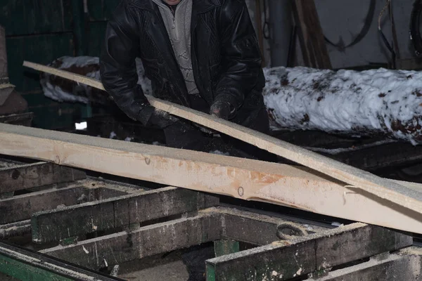 Cortando Troncos Las Tablas Proceso Invierno Árbol Procesamiento Madera — Foto de Stock