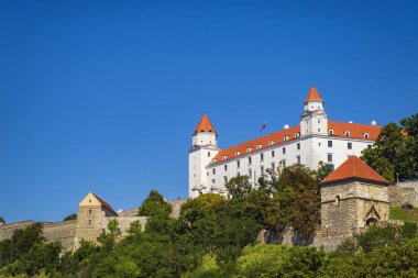 Bratislava Castle. Beyaz Kale Bratislava.Bratislava kale mavi gökyüzü karşı