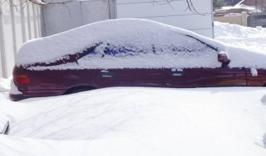 Araba kar kaplı. Kış manzarası. Karda araba. Arabaya kar.