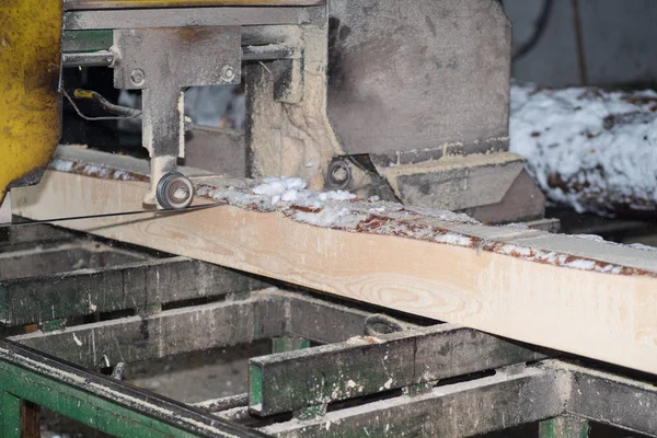 Cortando Troncos Las Tablas Proceso Invierno Árbol Procesamiento Madera — Foto de Stock