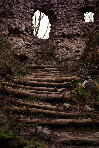 一个古老的石头城堡的墙壁 在它的前面一个木制的楼梯向上 古老的城堡通往古堡的道路 — 图库照片