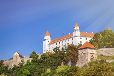 Bratislava Castle. Beyaz Kale Bratislava.Bratislava kale mavi gökyüzü karşı
