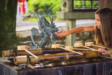 Nagoya. Japonya. Ağustos, 2018. su abdest köşk bir arındırmak için Japonca tapınak ruhunda.