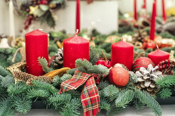 装饰圣诞树树枝与蜡烛 圣诞蜡烛装饰与鲜花在桌子上 — 图库照片