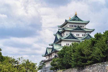Nagoya Japonya Castle. Yaz günü. Yeşil bir çatı ile ünlü Japon kale.