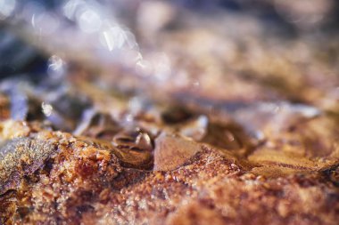 Taş dokusu. Doğal taş kahverengi renk, doğal taş duvardan bir parça. Arka plan doğal taş.